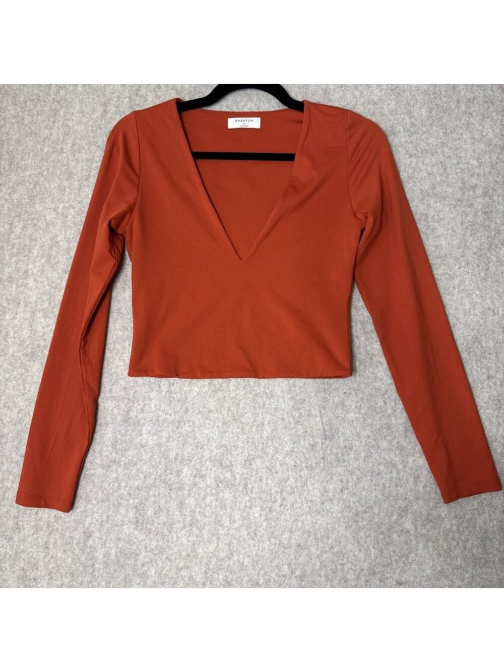 Aritzia Babaton Contour Crop V Neck Top Womens M Long Sleeve Burnt Orange